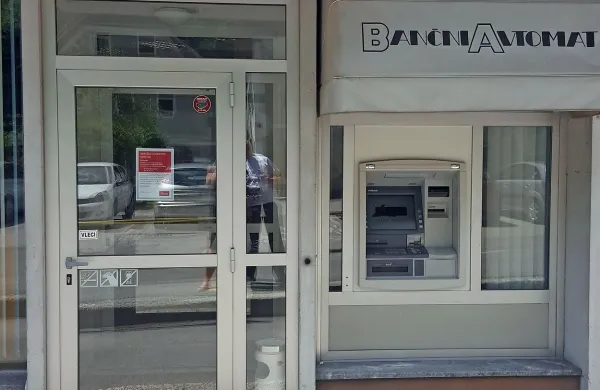 Od banke je ostal le še bankomat. V Novi KBM zdaj obljubljajo, da bodo  
bančni posli na voljo v pogodbeni pošti. 