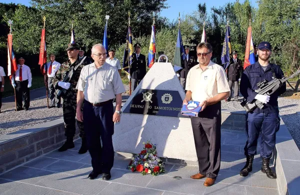 Na Bivju so včeraj odkrili obeležje  v spomin na osamosvojitvene dogodke leta 1991 in zgodovinski prispevek 
veteranov vojne za Slovenijo.  