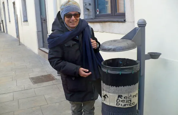 Irena Eržen ob s pletenino ovitem smetnjaku 