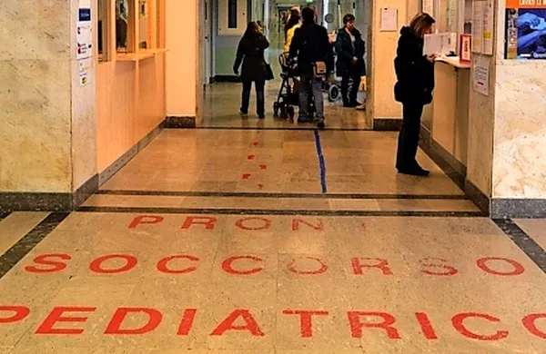 60-letni medicinski brat Mauro Cosolo, ki je bil zaposlen v 
tržaški otroški bolnišnici, je bil obsojen na sedem let in šest 
mesecev zapora zaradi pedofilije, poleg tega pa mu je sodnik 
naložil še zasoljeno denarno kazen, ki jo bo moral izplačati 
žrtvam.