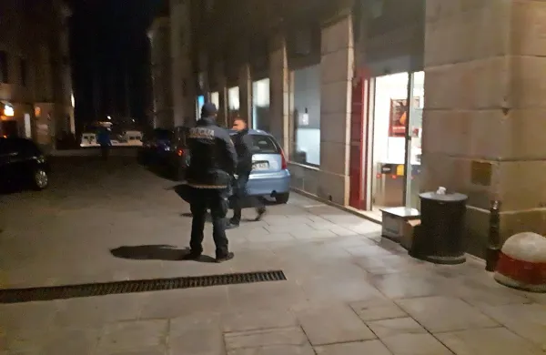 Oborožen mo&scaron;ki oropal trgovino v Trstu