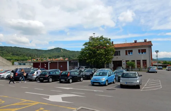 Novi občinski prostorski načrt za del Sežane predvideva, da 
se v območje sežanskega športnega parka umestijo tudi 
družbene dejavnosti, s čimer bi omogočili gradnjo prepotrebne glasbene šole. Najverjetnejša lokacija zanjo je stari 
gasilski dom (na fotografiji).