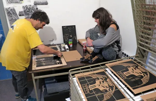 Na letošnji grafični delavnici v Hiši kulture so umetniki 
ustvarjali na temo Vojna in Mi(r).