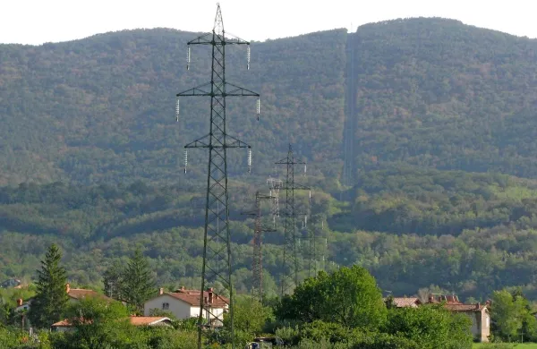 Vlada je potrdila, naj se začne izdelovati državni prostorski 
načrt  za “sporen” daljnovod. 