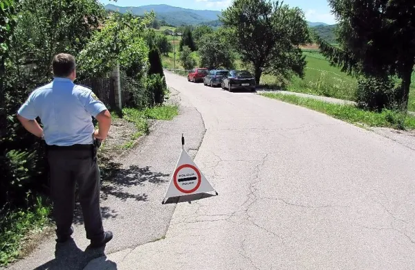Mladi Nemec, ki je usodno zabodel policista, se je v sredo zjutraj znašel v vasi Žejno,  12 
kilometrov  od mejnega prehoda Obrežje, kjer mu dan prej niso dovolili na Hrvaško.