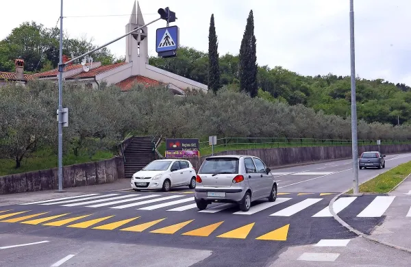 V ponedeljek in torek (4. in 5. julija) bodo med 6. in 14. uro na 
cesti, ki vodi od Markovca proti izolski bolnišnici, veljale 
občasne popolne zapore prometa.