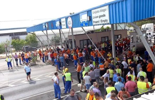 Uprava, oba reprezentativna sindikata in svet delavcev so 
ugotovili, da noben od njih  ni prejel nobene napovedi o 
blokadi, zato so ocenili, da gre za spontani upor delavcev. 