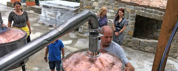 

Prejšnji konec tedna so na domačiji Histria Botanica na 
Kortini destilirali meliso, ta konec tedna pa bodo destilirali 
smilj.