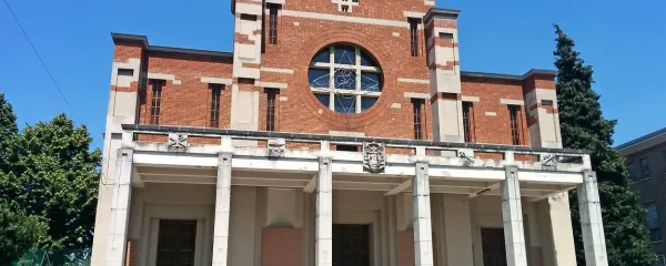 Cerkev srca Jezusovega, ki so jo zgradili po načrtih arhitekta Maksa Fabianija, so  okrasili številni  rokodelci. 