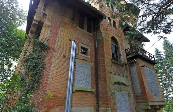 Vila ima samo enega snubca, država še tehta, ali mu jo bo 
prepustila. 