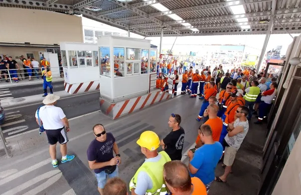 Ob  napovedani skupščini, na kateri je SDH nameraval 
zamenjati nadzornike Luke Koper, so včeraj   delavci  v Luki 
Koper blokirala  vse vhode  v pristanišče.