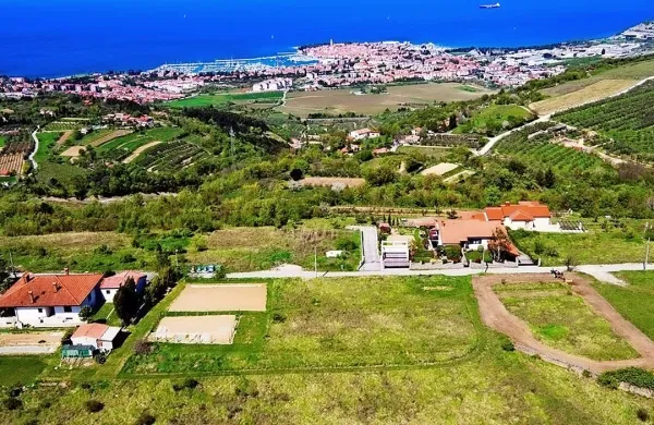 Čeprav so prodali le dve parceli na Šaredu, občina razmišlja  o novi dražbi. Kdaj bo, 
je nekatere že včeraj zanimalo, o čemer smo se lahko  sami prepričali.  