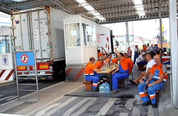 Delavce je še dodatno podžgalo napovedano razkosanje 
pristanišča.