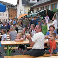 Po dežju je trg zapolnila množica, ki je uživala ob koncertu 
mladih glasbenikov  Orkesterkampa in še pozno v noč. 