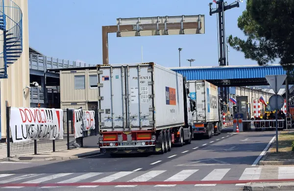 Luški delavci že tretji dan vztrajajo pri blokadi pristanišča.