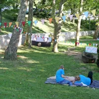 Za uvod so v parku pred Hišo mladih ponujali različne  
družabne igre,   domačo limonado, sladoled in zabavo v 
družbi mlade domače zasedbe, ki prisega na alternativno 
muziko, Garden'N Flowers.