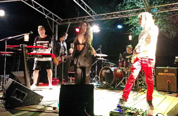 Muff so v petek v Volčji Dragi navdušili s prepoznavnim zvokom in vokalom pevke 
Senidah.  