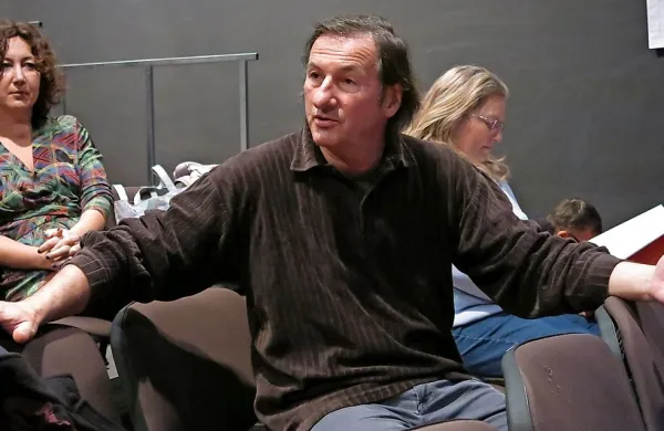 Društvo gledaliških režiserjev z zaskrbljenostjo spremlja 
dogajanje v Slovenskem stalnem gledališču (SSG) v Trstu po 
tem, ko je igralski ansambel javno izrazil nestrinjanje z 
odločitvami umetniškega koordinatorja Eduarda Milerja.