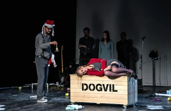 Eden od vrhuncev letošnjega Primorskega poletnega festivala je bila predstava Dogville v režiji Kokana Mladenovića. 