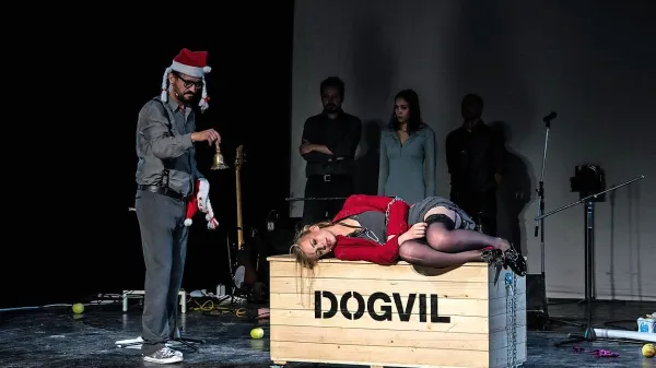 Eden od vrhuncev letošnjega Primorskega poletnega festivala je bila predstava Dogville v režiji Kokana Mladenovića. 