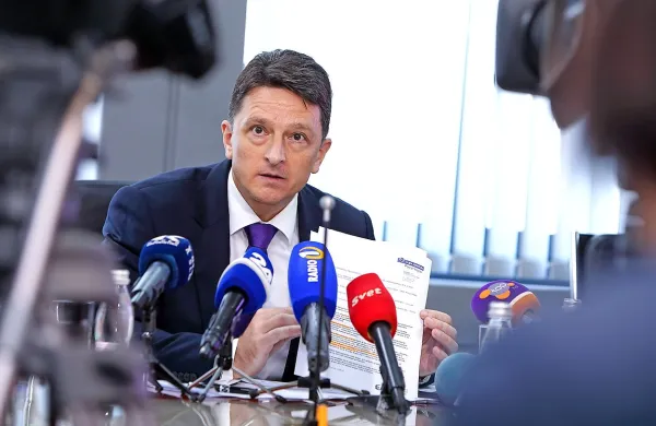 V Združenju nadzornikov Slovenije so opozorili tudi, da 
preveč usklajeno delovanje med predsednikom uprave Luke 
Dragomirjem Matićem in prvo nadzornico 