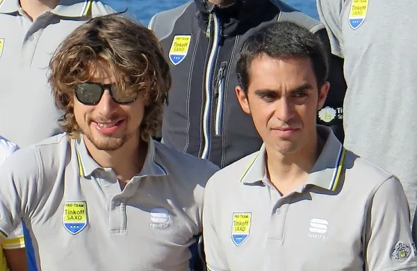 Vodilni na Touru Peter Sagan (levo) in nesrečni Alberto 
Contador.