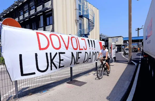 Društvo Mali delničarji Slovenije (MDS) z začudenjem spremlja dogajanje zadnjih dni v Luki Koper, zaradi katerega po 
njihovih navedbah najbolj trpijo poslovni partnerji ter podjetje 
samo in njegovi delničarji. 
