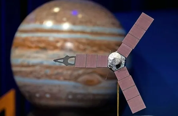 Juno bo kukala skozi oblačno atmosfero Jupitra ter skušala 
najti kaj trdnega jedra ali vode.
