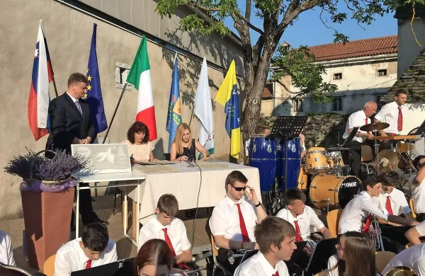 Županja italijanske občine San Canzian d'Isonzo Silvia Caruso in divaška županja Alenka 
Štrucl Dovgan (sedita  za mizo), sta v imenu občin  podpisali listino o pobratenju in tako tudi 
uradno sklenili dolgo pot prijateljskega sodelovanja.