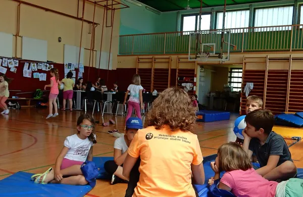 Pravljice, delavnice, igre z žogo in še marsikaj pod streho, 
zunaj pa igre na prostem in kopanje v bazenu so dejavnosti, 
ki te počitnice kratkočasijo kraško mladež.
