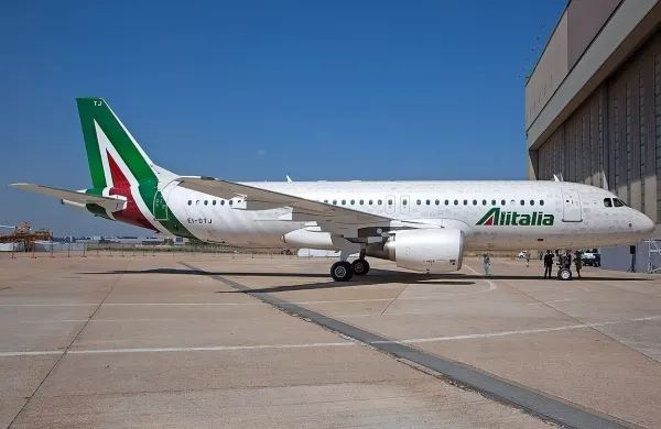 Italijanska letalska družba Alitalia je danes zaradi stavke dela 
zaposlenih odpovedala 142 letov.