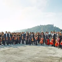 V soboto v amfiteatru pričakujejo Simfonični orkester RTV Slovenija s solistom, pianistom Alonom Karivom,   pod vodstvom 
maestra Georgea Pehlivaniana.