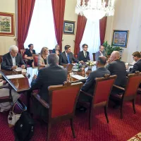 Predsedniki političnih strank so se na današnjem srečanju pri 
predsedniku republike Borutu Pahorju ob vzdržanem stališču 
ZL poenotili o pozicioniranju Slovenije po brexitu.