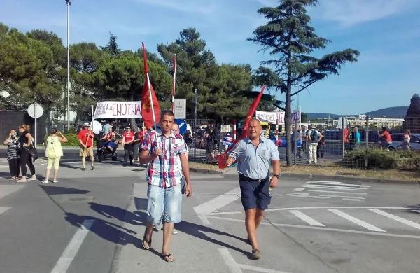 Protestniki so se začeli zbirati že pred 18. uro.