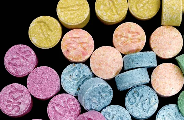 Policisti so zasegli nekaj tablet ekstazija,  amfetamine, hašiš 
in konopljo.