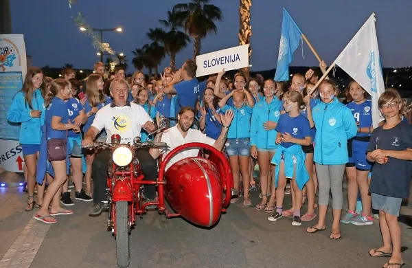 Deana Bombača so na otvoritev Eurofesta pripeljali s starodobnim motorjem.