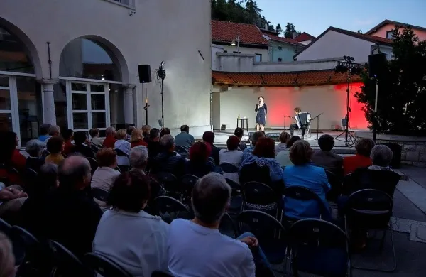 Festival Kulturni utrip poletja je odprla glasbena monodrama 
Kot jaz, posvečena Edith Piaf, v izvedbi Lare Jankovič in 
Marka Brdnika. 