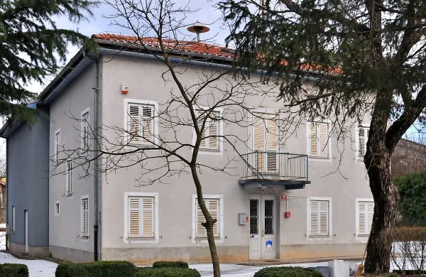 Dolgoletni spor med občino in notranjim ministrstvom zaradi 
tožbenega zahtevka slednjega so rešili s poravnavo. Tako bo 
občina ministrstvu namesto zahtevanih  212.000 plačala 
85.000 evrov.

     
