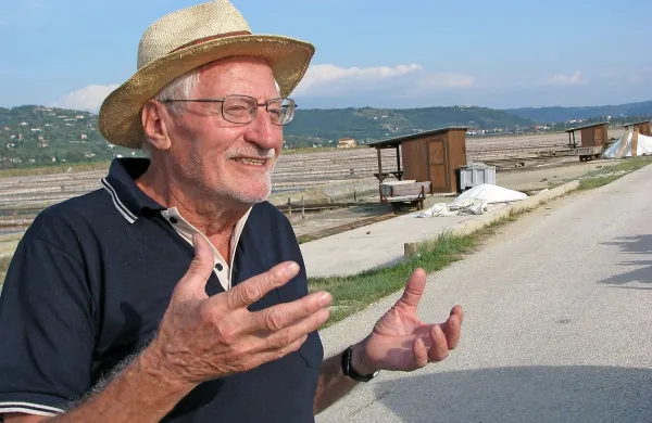 Poezija Toneta Pavčka (1928-2011) s svojo radoživostjo in 
radostjo že dolgo nagovarja male in velike bralce.  