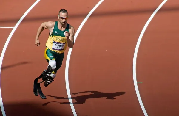Nekdanji vrhunski paraolimpijec Oscar Pistorius še vedno 
trdi, da je svojo takratno prijateljico Reevo Steenkamp ustrelil 
po nesreči, skozi vrata v kopalnici, saj je bil prepričan, da je v 
kopalnici vlomilec.