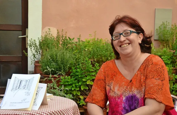 Izolanka Barbara Motoh v teh dneh k bralcem stopa s  knjigo 
kratkih zgodb in kolumn Družinsko podjetje v (večnem) 
stečaju. 