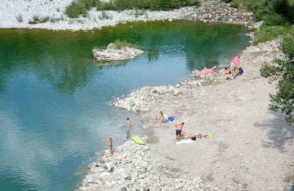 ... in v Desklah so se domačini na svoji plaži v glavnem  
sončili. 