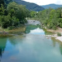 Nekoliko južneje, pod znanim mostom, ni bilo za lani značilne 
gneče ...