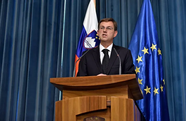 Premier Miro Cerar obžaluje, da nekdo z delavci  manipulira in 
med njimi širi neresnice, zato jim bo na sestanku  predstavil 
dejstva in politiko vlade glede Luke Koper. 