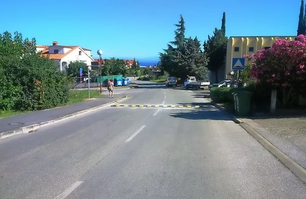 Danes so na Cesti v Pregavor (nad Upravno enoto Izola) 
postavili novo montažno hitrostno oviro.