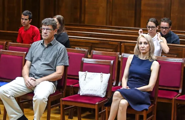 Tudi danes sta na sodišče prišla le Raf Klinar in Sabina 
Mozetič, Boris Popovič pa se je opravičil. 