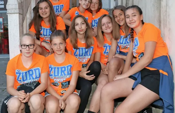 Na turnirju sodelujejo tudi domačinke iz RK Žurd Koper.