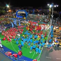 Množica udeležencev Eurofesta na osrednjem prizorišču na 
Ukmarjevem trgu.