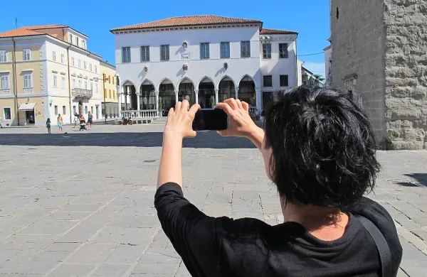 Z nalepkami želijo v Turistični organizaciji Koper spodbuditi 
obiskovalce mesta k fotografiranju zanimivih prizorov v 
mestu in k objavi fotografij na družabnih omrežjih.