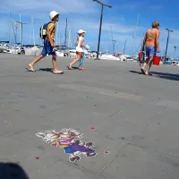 Pogled s klopce v mandraču, ki je lahko - tako namigujeta kozici - tudi prostor za objemanje. 
